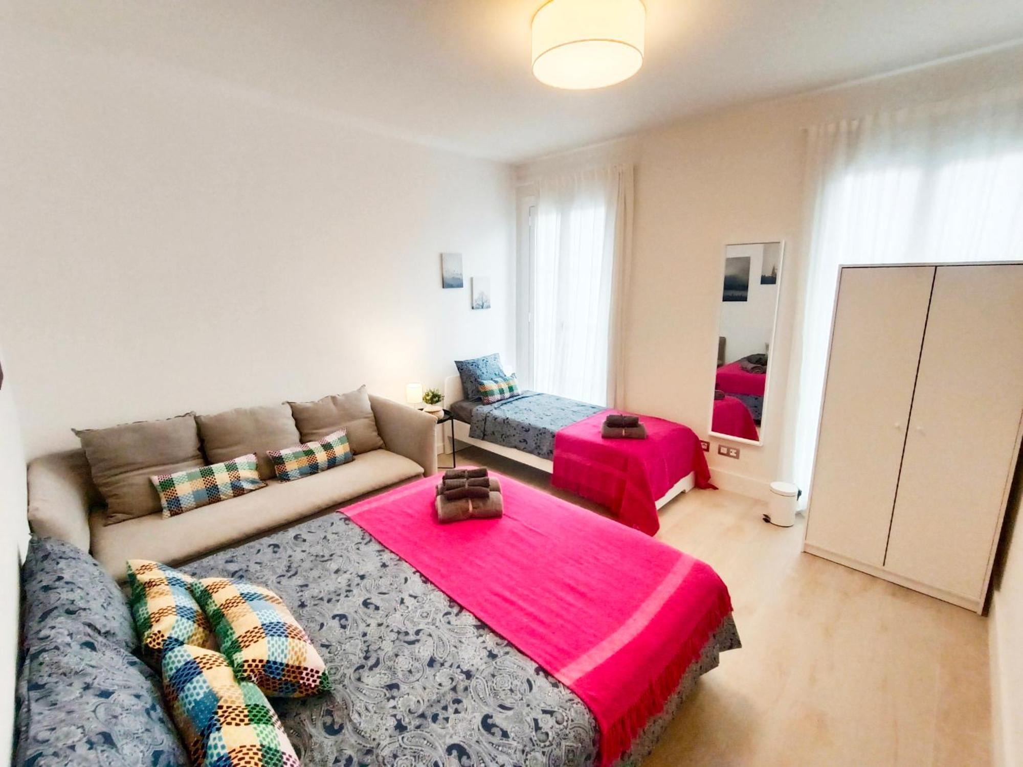 Private Rooms By Plaza Universidad บาร์เซโลนา ภายนอก รูปภาพ