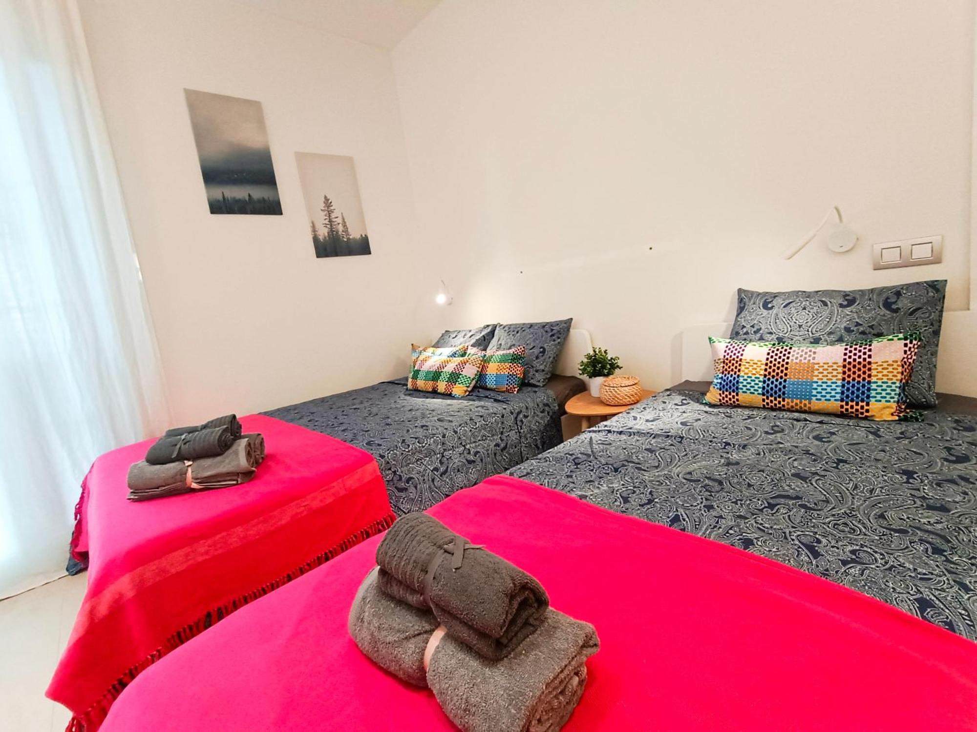 Private Rooms By Plaza Universidad บาร์เซโลนา ภายนอก รูปภาพ