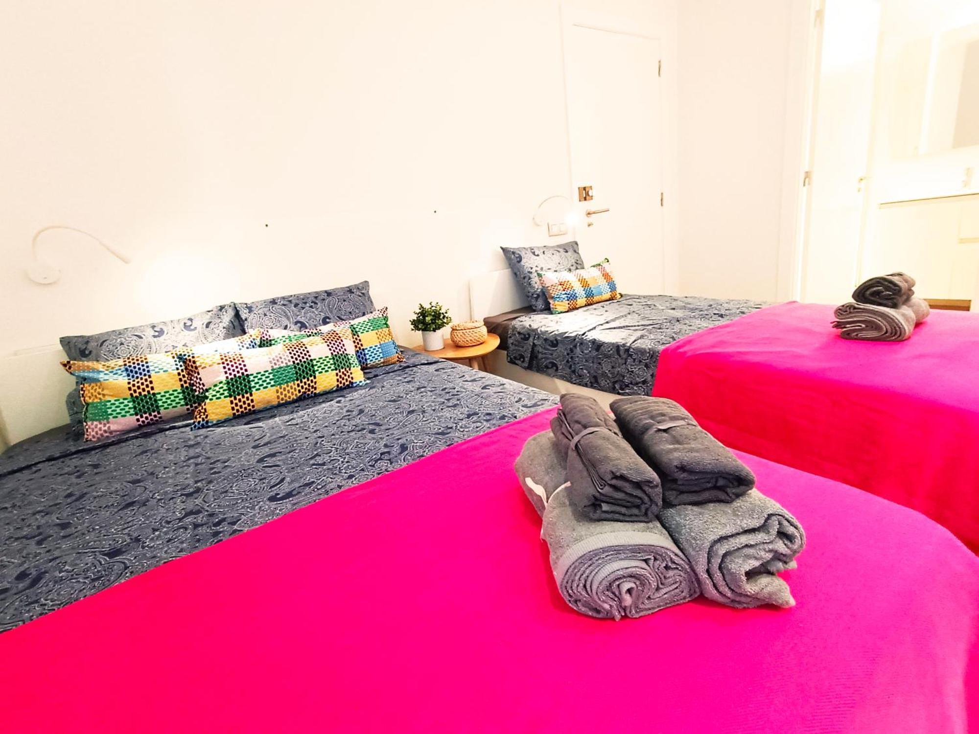 Private Rooms By Plaza Universidad บาร์เซโลนา ภายนอก รูปภาพ